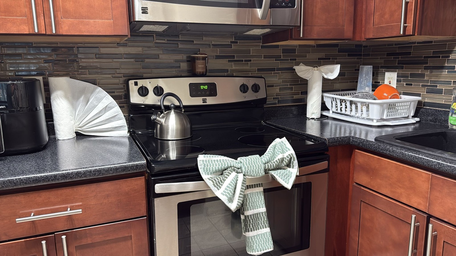 Kitchen cleaned by Barboza House Cleaning